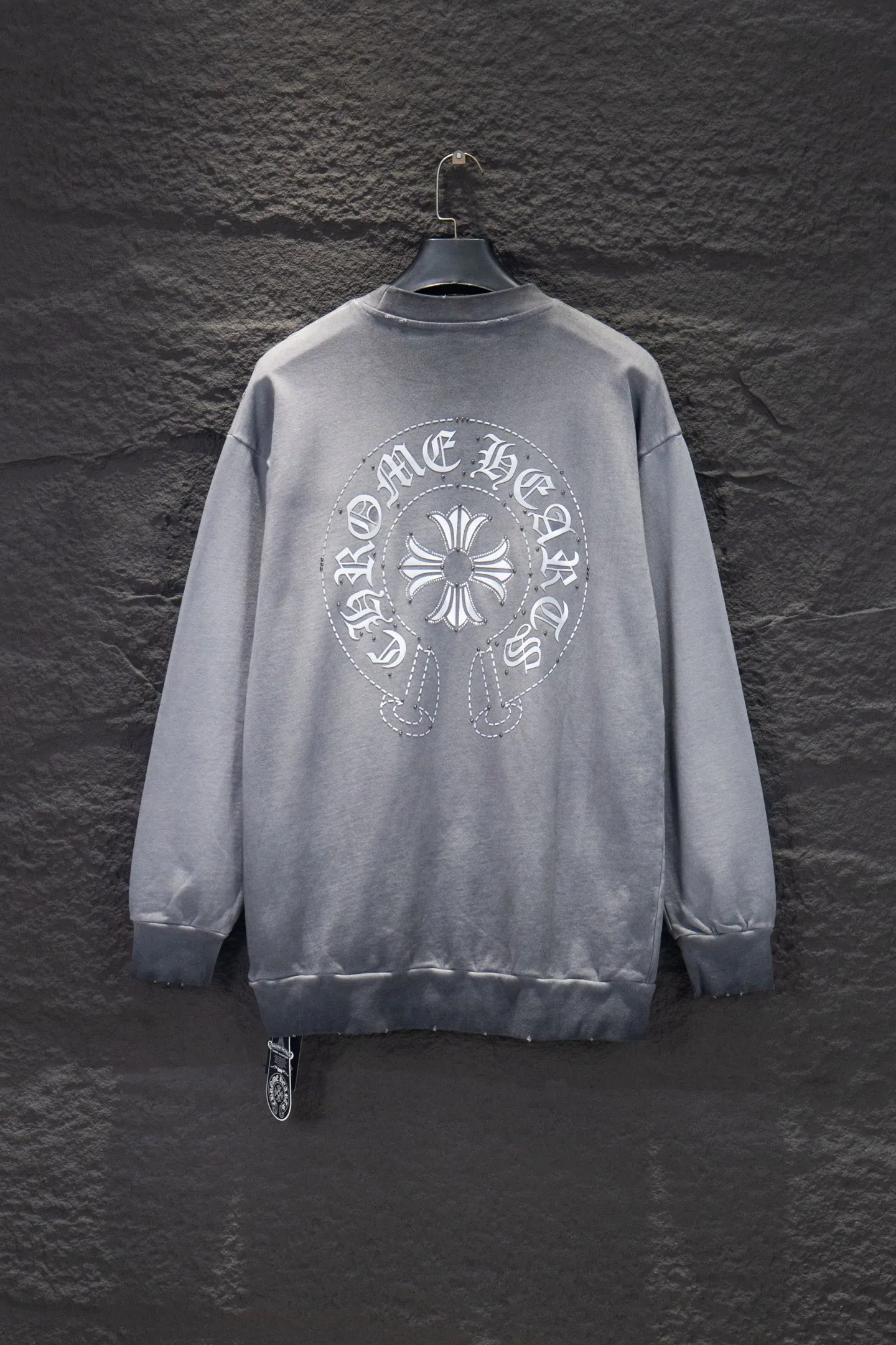 P290 🆕Chrome hearts new hot diamond silicone stir-fried color sweatshirt. The os version is really charming. The Chrome family is really unique. Every new season has the best version. It is very practical and can be worn casually. Nice✔️ - ⚠️100% cotton. Made of custom-dyed terry cotton sweatshirt surface, 420g double-ply double yarn, comfortable to the touch. Made from imported knitting needle carded cotton, the thickness is moderate, drapey and contoured, making the upper body comfortable! ! It is very tolerant to fat body types and can instantly lose five pounds after wearing it!  Specially ordered many Austrian hot diamonds, which have the bling bling effect of natural crystals under the light, with multi-faceted reflective points, and the production cost is extremely high. The laser molding includes a computer engraving machine and a laser machine, which are accurate in units of particles. Finally, it is hot and set at high temperature. After the hot ironing, the firmness needs to be tested repeatedly on the hot stamping. It can show colorful reflections under the light. The body of the garment is treated with reverse-bottomed silicone, hot-drilled and frayed elements, which greatly increases the interest of the garment and creates a unique visual effect.  Hem Loose closing Double-layer fabric Good closing effect Exquisite seaming Color: Washed black Reverse stir-fried gray Size: S-M-L-XL